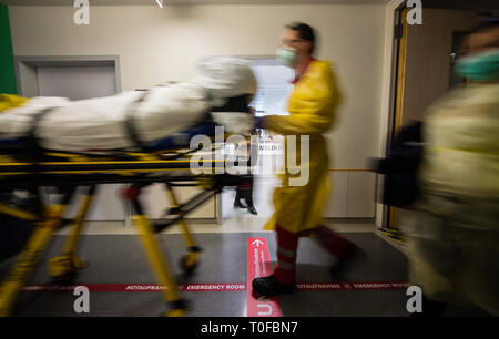 Mainz, Allemagne. 18 Mar, 2019. Un patient est pris directement à la salle d'urgence par le personnel paramédical. Crédit : Andreas Arnold/dpa/Alamy Live News Banque D'Images