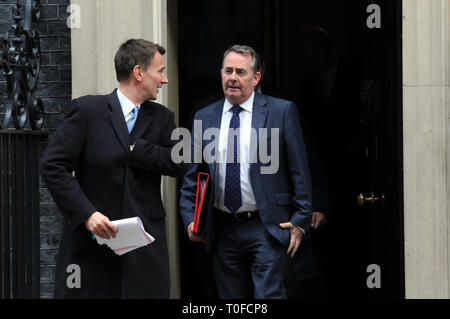 Londres, Royaume-Uni, 19 mars 2019 Le ministre britannique des affaires étrangères, Jeremy Hunt et secrétaire d'État chargé du Commerce international et président de la Chambre de commerce Liam Fox. Membre du cabinet politiciens quitter Downing Street. Banque D'Images