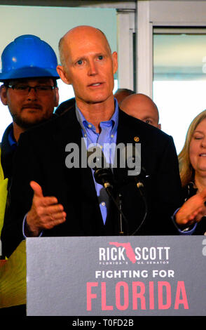Port Canaveral, Floride, USA. 19 Mar 2019. Ancien gouverneur de Floride et maintenant sénateur américain Rick Scott a visité Port Canaveral pour expliquer son combat pour l'ordre du jour budget Floride, qui détaille les priorités spécifiques des plans de lutte contre le sénateur pour cette année à la Congressional Budget et les crédits. Après un bref discours Scott a parlé avec certains employés et fonctionnaires. port Le sénateur Scott est membre de la commission du budget du Sénat. Crédit photo : Julian Poireau/Alamy Live News Banque D'Images