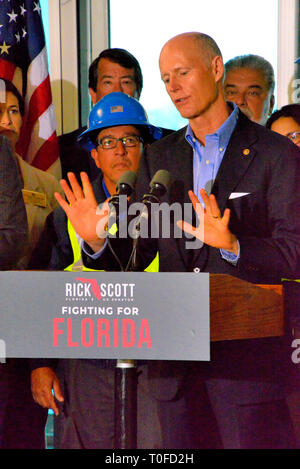 Port Canaveral, Floride, USA. 19 Mar 2019. Ancien gouverneur de Floride et maintenant sénateur américain Rick Scott a visité Port Canaveral pour expliquer son combat pour l'ordre du jour budget Floride, qui détaille les priorités spécifiques des plans de lutte contre le sénateur pour cette année à la Congressional Budget et les crédits. Après un bref discours Scott a parlé avec certains employés et fonctionnaires. port Le sénateur Scott est membre de la commission du budget du Sénat. Crédit photo : Julian Poireau/Alamy Live News Banque D'Images