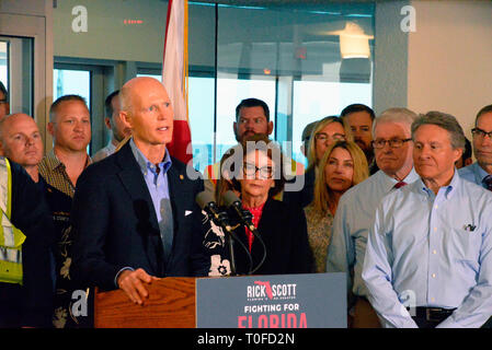 Port Canaveral, Floride, USA. 19 Mar 2019. Ancien gouverneur de Floride et maintenant sénateur américain Rick Scott a visité Port Canaveral pour expliquer son combat pour l'ordre du jour budget Floride, qui détaille les priorités spécifiques des plans de lutte contre le sénateur pour cette année à la Congressional Budget et les crédits. Après un bref discours Scott a parlé avec certains employés et fonctionnaires. port Le sénateur Scott est membre de la commission du budget du Sénat. Crédit photo : Julian Poireau/Alamy Live News Banque D'Images