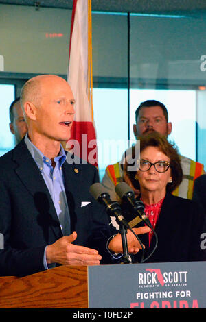 Port Canaveral, Floride, USA. 19 Mar 2019. Ancien gouverneur de Floride et maintenant sénateur américain Rick Scott a visité Port Canaveral pour expliquer son combat pour l'ordre du jour budget Floride, qui détaille les priorités spécifiques des plans de lutte contre le sénateur pour cette année à la Congressional Budget et les crédits. Après un bref discours Scott a parlé avec certains employés et fonctionnaires. port Le sénateur Scott est membre de la commission du budget du Sénat. Crédit photo : Julian Poireau/Alamy Live News Banque D'Images