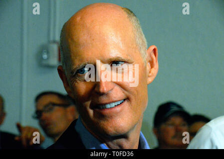 Port Canaveral, Floride, USA. 19 Mar 2019. Ancien gouverneur de Floride et maintenant sénateur américain Rick Scott a visité Port Canaveral pour expliquer son combat pour l'ordre du jour budget Floride, qui détaille les priorités spécifiques des plans de lutte contre le sénateur pour cette année à la Congressional Budget et les crédits. Après un bref discours Scott a parlé avec certains employés et fonctionnaires. port Le sénateur Scott est membre de la commission du budget du Sénat. Crédit photo : Julian Poireau/Alamy Live News Banque D'Images