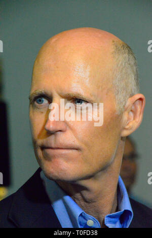 Port Canaveral, Floride, USA. 19 Mar 2019. Ancien gouverneur de Floride et maintenant sénateur américain Rick Scott a visité Port Canaveral pour expliquer son combat pour l'ordre du jour budget Floride, qui détaille les priorités spécifiques des plans de lutte contre le sénateur pour cette année à la Congressional Budget et les crédits. Après un bref discours Scott a parlé avec certains employés et fonctionnaires. port Le sénateur Scott est membre de la commission du budget du Sénat. Crédit photo : Julian Poireau/Alamy Live News Banque D'Images