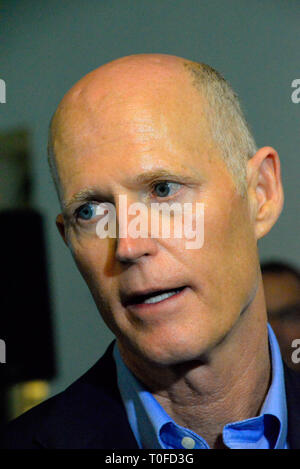 Port Canaveral, Floride, USA. 19 Mar 2019. Ancien gouverneur de Floride et maintenant sénateur américain Rick Scott a visité Port Canaveral pour expliquer son combat pour l'ordre du jour budget Floride, qui détaille les priorités spécifiques des plans de lutte contre le sénateur pour cette année à la Congressional Budget et les crédits. Après un bref discours Scott a parlé avec certains employés et fonctionnaires. port Le sénateur Scott est membre de la commission du budget du Sénat. Crédit photo : Julian Poireau/Alamy Live News Banque D'Images