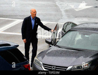 Port Canaveral, Floride, USA. 19 Mar 2019. Ancien gouverneur de Floride et maintenant sénateur américain Rick Scott a visité Port Canaveral pour expliquer son combat pour l'ordre du jour budget Floride, qui détaille les priorités spécifiques des plans de lutte contre le sénateur pour cette année à la Congressional Budget et les crédits. Après un bref discours Scott a parlé avec certains employés et fonctionnaires. port Le sénateur Scott est membre de la commission du budget du Sénat. Crédit photo : Julian Poireau/Alamy Live News Banque D'Images