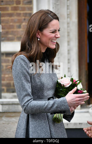 Londres, Royaume-Uni. 19 Mar 2019. La duchesse de Cambridge visite au Musée Foundling de comprendre comment ils utilisent l'art de faire une contribution positive à la société en s'engageant avec les jeunes vulnérables et marginalisés. L'enfant trouvé musée raconte l'histoire de l'hôpital Foundling, the UK's first Children's Charity and public art gallery. Le musée travaille avec des artistes contemporains, écrivains et musiciens de développer des programmes d'apprentissage qui ont un sens pour les jeunes. Credit : Nils Jorgensen/Alamy Live News Banque D'Images