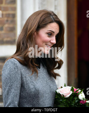 Londres, Royaume-Uni. 19 Mar 2019. La duchesse de Cambridge visite au Musée Foundling de comprendre comment ils utilisent l'art de faire une contribution positive à la société en s'engageant avec les jeunes vulnérables et marginalisés. L'enfant trouvé musée raconte l'histoire de l'hôpital Foundling, the UK's first Children's Charity and public art gallery. Le musée travaille avec des artistes contemporains, écrivains et musiciens de développer des programmes d'apprentissage qui ont un sens pour les jeunes. Credit : Nils Jorgensen/Alamy Live News Banque D'Images