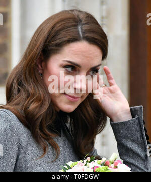 Londres, Royaume-Uni. 19 Mar 2019. La duchesse de Cambridge visite au Musée Foundling de comprendre comment ils utilisent l'art de faire une contribution positive à la société en s'engageant avec les jeunes vulnérables et marginalisés. L'enfant trouvé musée raconte l'histoire de l'hôpital Foundling, the UK's first Children's Charity and public art gallery. Le musée travaille avec des artistes contemporains, écrivains et musiciens de développer des programmes d'apprentissage qui ont un sens pour les jeunes. Credit : Nils Jorgensen/Alamy Live News Banque D'Images