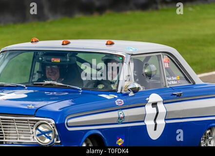 Goodwood, West Sussex, UK. 19 Mar 2019. Les anciens combattants et leurs familles jouissent tours à grande vitesse autour de l'historique pour les deux- et quatre-roues motorsport Goodwood Circuit moteur sorcière était officiellement ouvert en septembre 1948. Credit : Clifford Norton/Alamy Live News Banque D'Images