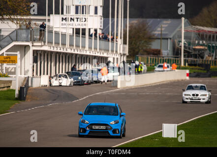 Goodwood, West Sussex, UK. 19 Mar 2019. Les anciens combattants et leurs familles jouissent tours à grande vitesse autour de l'historique pour les deux- et quatre-roues motorsport Goodwood Circuit moteur sorcière était officiellement ouvert en septembre 1948. Credit : Clifford Norton/Alamy Live News Banque D'Images