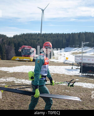 Après Scho, Deutschland. Mar 17, 2019. Fabian RIESSLE (GER, SZ Breitnau) promenades avec les skieurs sur une prairie, dans l'arrière-plan et la neige chenillette, un concours individuel individuel Gundersen, cross country 10 km, Forêt Noire, coupe sur 16.03.2019. Coupe du Monde Combiné nordique 15-17.03,2019 dans Schoafter/Allemagne. Ã,Â | Conditions de crédit dans le monde entier : dpa/Alamy Live News Banque D'Images