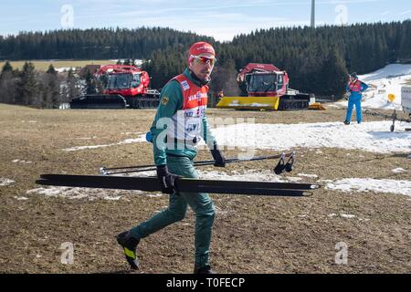 Après Scho, Deutschland. Mar 17, 2019. Johannes RYDZEK (GER, SC Oberstdorf) promenades avec les skieurs sur une prairie, dans l'arrière-plan et la neige, dameuse concours Individuel Individuel Gundersen, cross country 10 km, Schwarzwaldpokal, 16.03.2019. Coupe du Monde Combiné nordique 15-17.03,2019 dans Schoafter/Allemagne. Ã,Â | Conditions de crédit dans le monde entier : dpa/Alamy Live News Banque D'Images