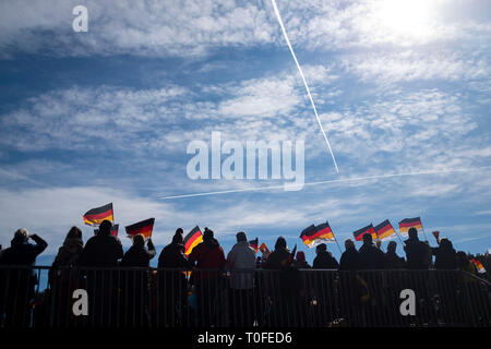 Après Scho, Deutschland. Mar 17, 2019. Fonction, Allemagne drapeaux contre ciel bleu, chaque compétition individuelle Gundersen, cross country 10 km, Schwarzwaldpokal, sur 16.03.2019. Coupe du Monde Combiné nordique 15-17.03,2019 dans Schoafter/Allemagne. Ã,Â | Conditions de crédit dans le monde entier : dpa/Alamy Live News Banque D'Images