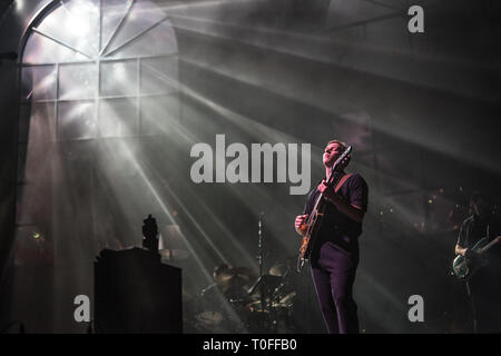 Londres, Royaume-Uni. Mar 19, 2019. George Ezra en live sur la scène du O2 Arena de Londres. Date de la photo : le Mardi, Mars 19, 2019. Credit : Roger Garfield/Alamy Live News Banque D'Images