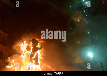 Valence, Espagne. 19 mars, 2019. L'incendie volontaire de leur piestats en brûlant le monument sur la nuit de San José. Les pompiers sont chargés de contrôler les flammes. Carcaixent, Valence, Espagne. Credit : Salva Garrigues/Alamy Live News Banque D'Images