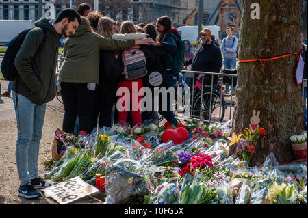 Un groupe d'étudiants sont vus pleurer autour du site commémoratif. Le jour après trois personnes ont été tués et cinq blessés lors d'un tournage sur un tramway dans la ville néerlandaise d'Utrecht, des centaines de personnes ont été de placer des fleurs et des lettres de consolation pendant toute la journée, à l'Oktoberplein l'endroit où l'arrêt de tram et un homme a commencé à tirer. Banque D'Images