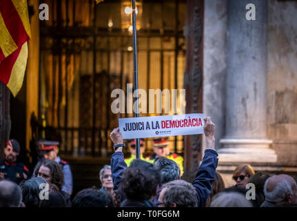 Un manifestant est vue montrant une bannière disant Jugement pour la démocratie lors de la manifestation. Quelque 150 personnes ont pris contact avec la Plaza Sant Jaume dans une démonstration à l'appui de la décision du Président Quim Torra de maintenir sur les balcons des drapeaux et de l'indépendance des institutions catalanes liens jaune à l'encontre de l'ordonnance de la Commission électorale centrale qui a obligé le président à les retirer dans un délai de 24 heures. Banque D'Images