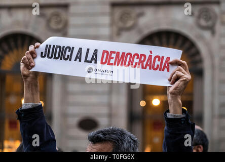 Un manifestant est vue montrant une bannière disant Jugement pour la démocratie lors de la manifestation. Quelque 150 personnes ont pris contact avec la Plaza Sant Jaume dans une démonstration à l'appui de la décision du Président Quim Torra de maintenir sur les balcons des drapeaux et de l'indépendance des institutions catalanes liens jaune à l'encontre de l'ordonnance de la Commission électorale centrale qui a obligé le président à les retirer dans un délai de 24 heures. Banque D'Images