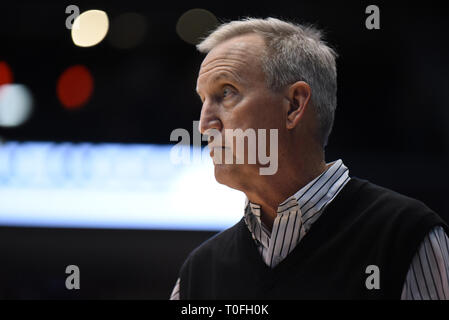 Dayton, Ohio, USA. Mar 19, 2019. L'entraîneur-chef Rick Belmont promenades Byrd au large de la cour après la première NCAA quatre match entre le temple des hiboux et les Bruins de Belmont à l'Université de Dayton Arena à Dayton, Ohio. Austyn McFadden/CSM/Alamy Live News Banque D'Images