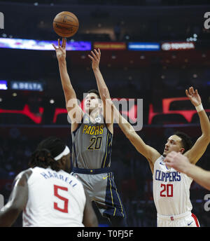 Los Angeles, Californie, USA. Mar 19, 2019. Indiana Pacers' Doug McDermott (20) pousses durant un match de basket NBA entre les Los Angeles Clippers et Indiana Pacers, Mardi, Mars 19, 2019, dans la région de Los Angeles. Ringo : crédit Chiu/ZUMA/Alamy Fil Live News Banque D'Images