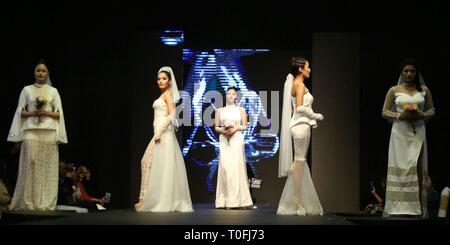 Katmandou, Népal. Mar 19, 2019. Présenter les modèles creations lors d'un fashion show intitulé 'Designers piste 8' à Katmandou, Népal, 19 mars 2019. Credit : Sunil Sharma/Xinhua/Alamy Live News Banque D'Images