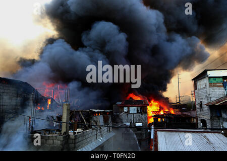 Quezon City, Philippines. Mar 20, 2019. Grand feu ravage maisons durant un incendie dans un bidonville à Quezon City, Philippines, le 20 mars 2019. Plus de 250 chantiers ont été rasées dans le feu, laissant 750 familles sans abri. Credit : Rouelle Umali/Xinhua/Alamy Live News Banque D'Images