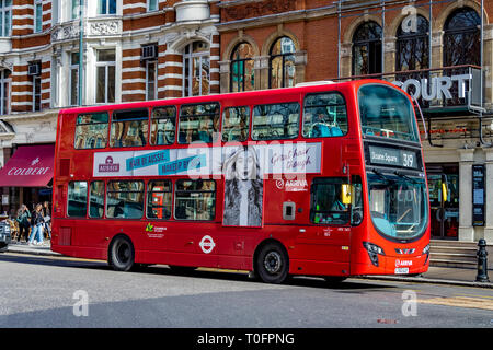 Un bus à impériale rouge de Londres de 319 devant le Royal court Theatre de Sloane Square, avant de commencer son voyage à Streatham Hill, Londres, Royaume-Uni Banque D'Images