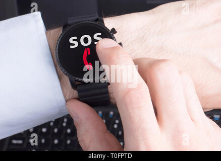 Smartwatch noir isolé sur un fond noir, SOS Banque D'Images