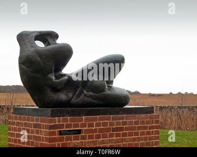 Une sculpture de Henry Moore au Snape Maltings dans Suffolk Banque D'Images