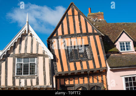 15e siècle Crooked House boutique d'antiquités et de thé en chevrotant pittoresque bâtiment à colombages orange crooked dans High Street, Long Melford, Suffolk, Angleterre, Royaume-Uni. Banque D'Images