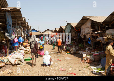 Bahir Dar, l'Éthiopie, le 14 février 2015 : scène de marché à Bahir Dar, où les marchandises de toutes sortes sont proposés à la vente Banque D'Images