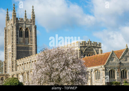 L'église Holy Trinity au printemps, dans le village de Long Melford, Suffolk, East Anglia, Royaume-Uni. Banque D'Images