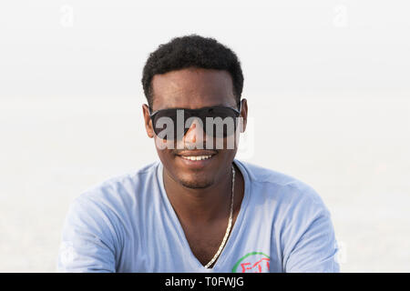 L'Éthiopie, Danakil, le 22 janvier 2015 : un beau jeune Éthiopienne qui posent avec des lunettes de soleil dans le désert de Danakil Banque D'Images