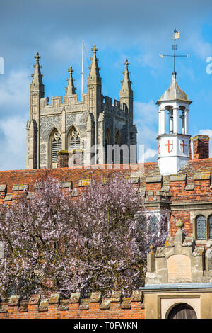 Hôpital de la sainte et Sainte Trinité à l'église Holy Trinity à l'arrière, dans le village de Long Melford, Suffolk, East Anglia, Royaume-Uni. Banque D'Images