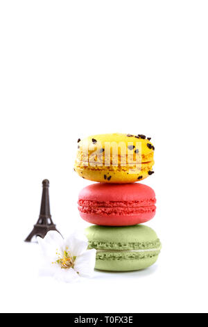 Français macarons colorés sur fond blanc désert traditioanal en France Banque D'Images