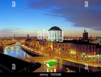La rivière Liffey au crépuscule avec les quatre cours bâtiments, Dublin Irlande Banque D'Images