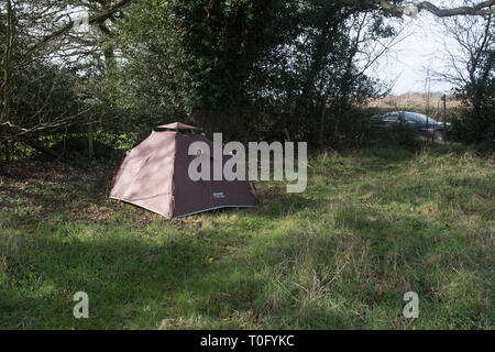 Une tente abandonnée à Iver Heath. Banque D'Images