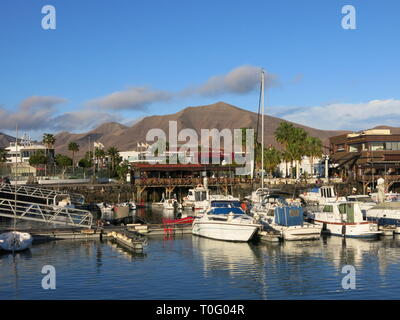 Gamme de yachts et bateaux amarrés à la Marina Rubicon à Playa Blanca Lanzarote avec paysage volcanique du dans l'arrière-plan Banque D'Images