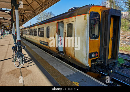 Trains de voyageurs dans la gare de Norwich, Norfolk Banque D'Images