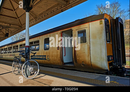 Trains de voyageurs dans la gare de Norwich, Norfolk Banque D'Images