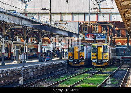 Trains de voyageurs dans la gare de Norwich, Norfolk Banque D'Images