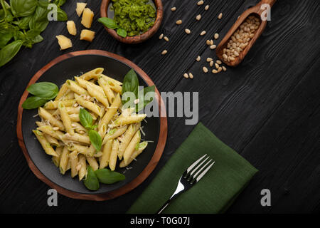 Pâtes au pesto sur noir Banque D'Images