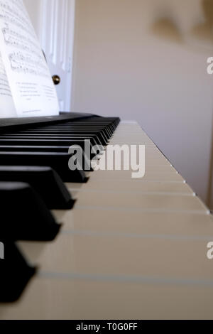 Clavier de piano électrique en distance ; touches piano de près. Banque D'Images