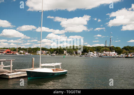 Vue sur le Mystic Seaport avec des bateaux et des maisons, Connecticut Banque D'Images