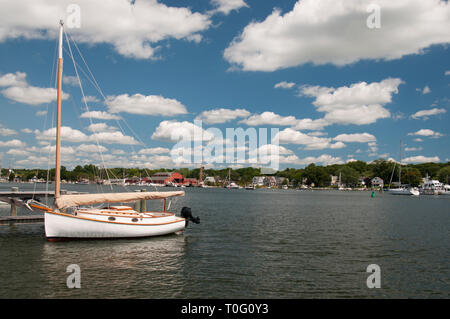 Vue sur le Mystic Seaport avec des bateaux et des maisons, Connecticut Banque D'Images