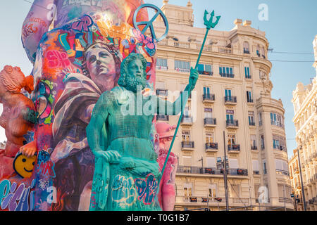 Valencia, Espagne ; 18 mars 2019 : de la Falla Plaza del Ayuntamiento de Valencia les Fallas à. Fête médiévale traditionnelle. Neptun. Banque D'Images