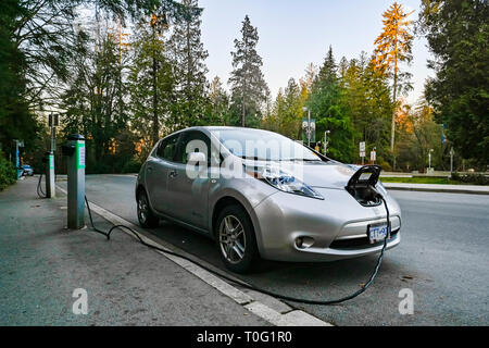 Nissan Leaf, la voiture électrique à la station de charge, le parc Stanley, Vancouver, British Columbia, Canada Banque D'Images