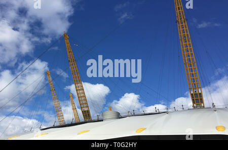 Le fameux O2 arena, anciennement le Millennium Dome situé à Greenwich dans le sud-est de Londres montrant son architecture particulière Banque D'Images