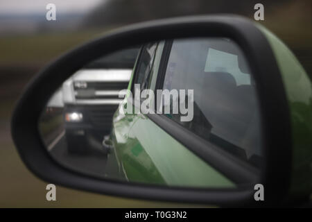 Avis de lorry par wing mirror sur une route très fréquentée en Grande-Bretagne. Banque D'Images